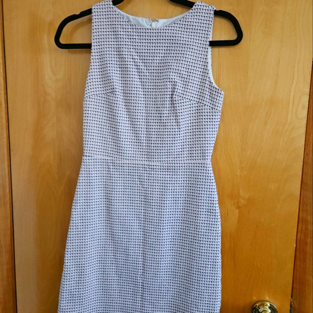 Sleeveless Mini Sheath Dress in White and Black Pattern